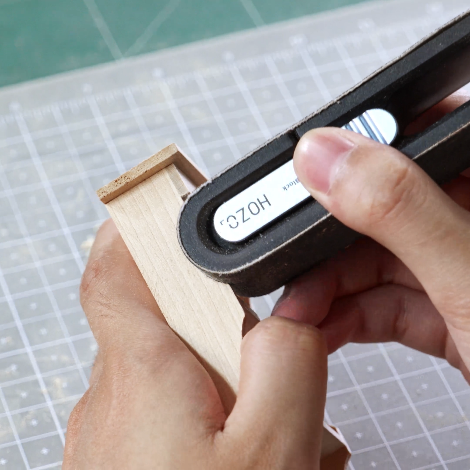 Manual sander for sanding rounded corners