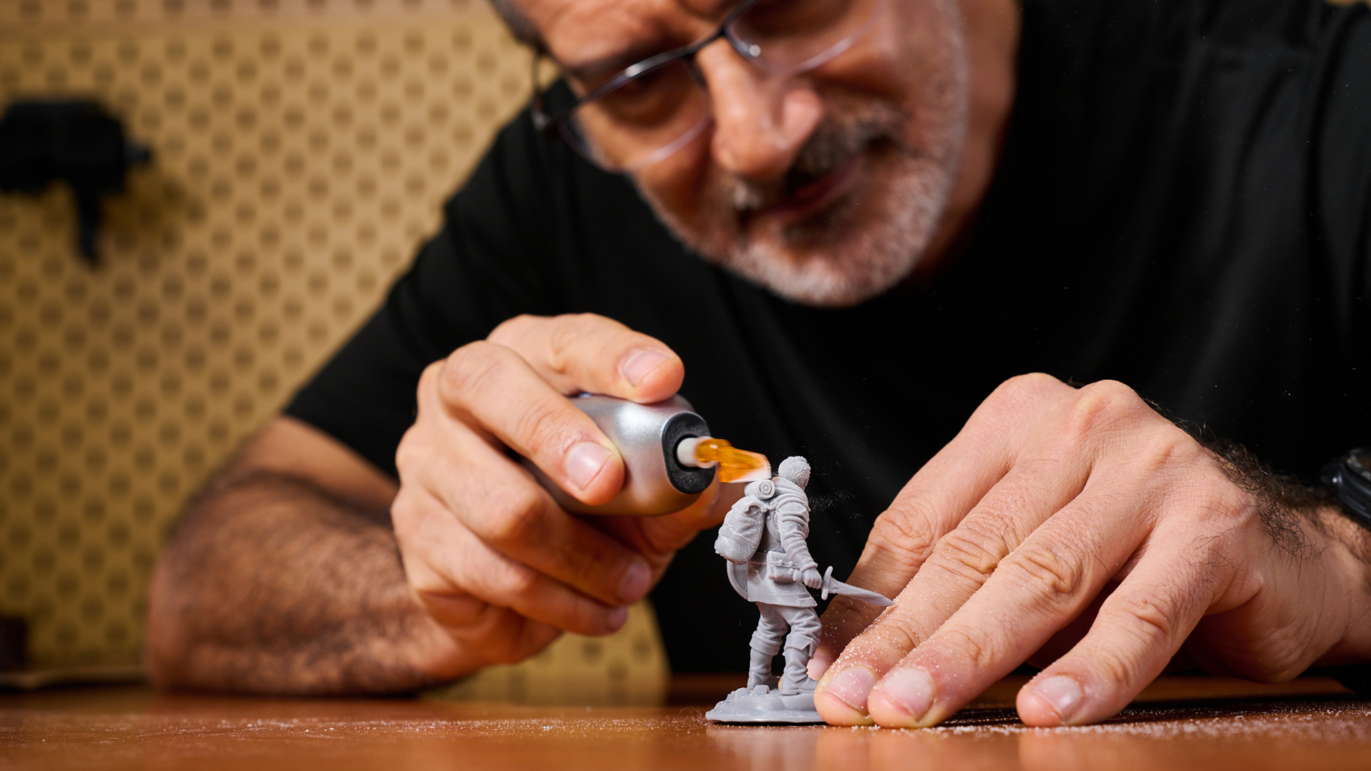HOZO ultrasonic cutting tool for support removal on 3D printed miniatures